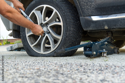 Εκτύπωση καμβά Man changing wheel