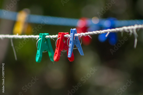 Pinzas de colores para colgar ropa