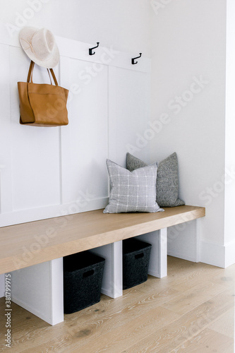 Φωτογραφία Modern mudroom with hat and leather bag