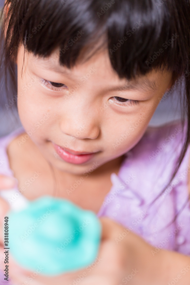 家で粘土を遊んでいる子供 家で粘土を遊んでいる子供
