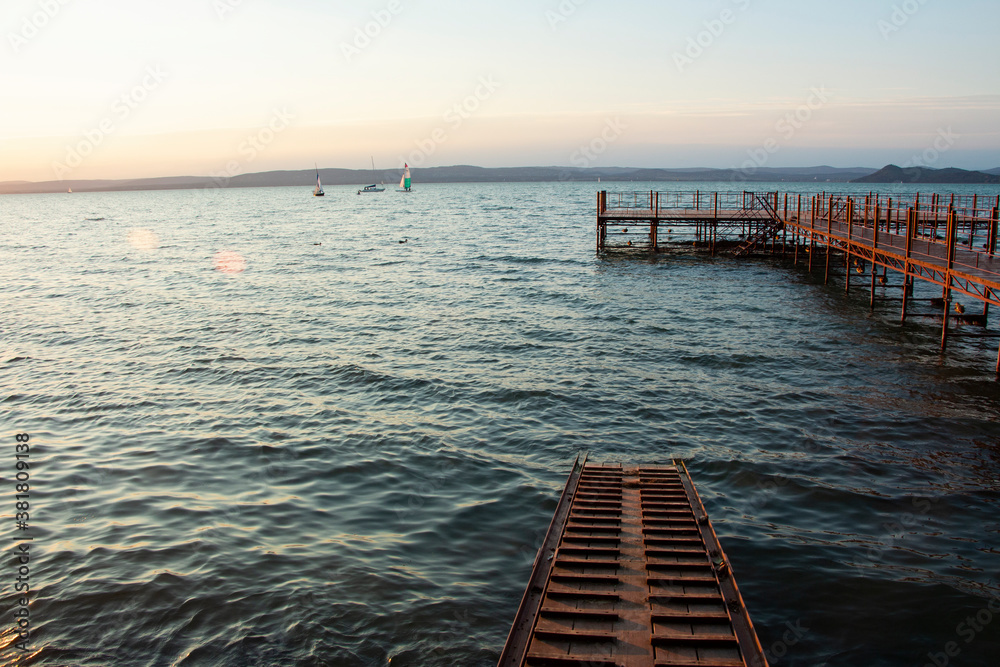 Obraz premium Pier at sunset