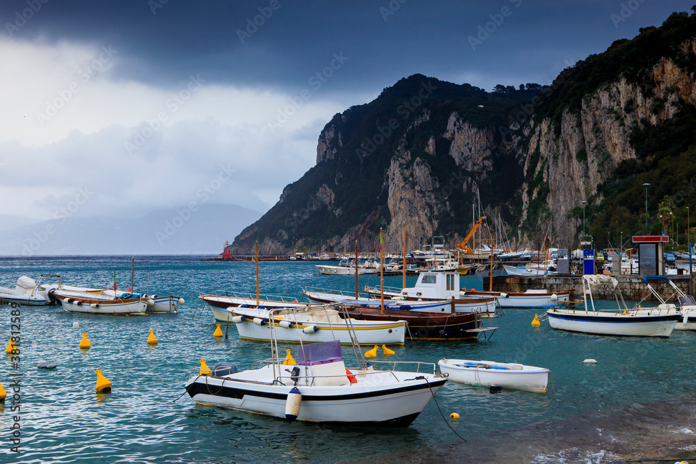 Φωτογραφία fishery boat at capri island mediterranean sea southern of italy