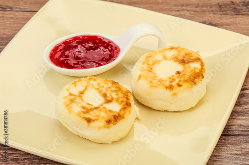 Cottage cheese pancakes with strawberry jam