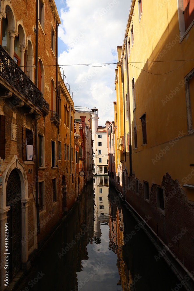 Häuser am Wasser in Venedig 