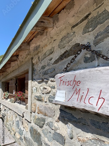 Frische Milch auf einer steinernen Hütte in den Bergen und Alpen