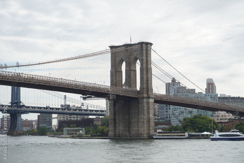 Obraz premium Street shot of Brooklyn Bridge 4