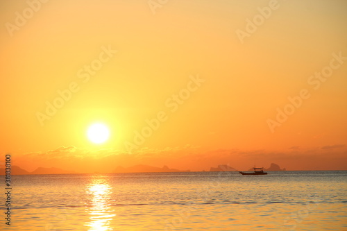 Fototapeta Naklejka Na Ścianę i Meble -  Sonnenuntergang mit Boot 