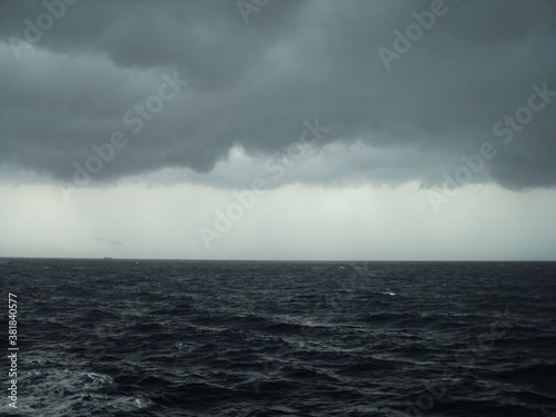 Tablou pe pânză gloomy sky over the ocean