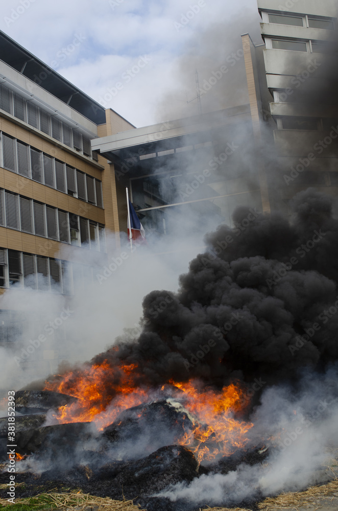Pneus en feu devant un bâtiment administratif