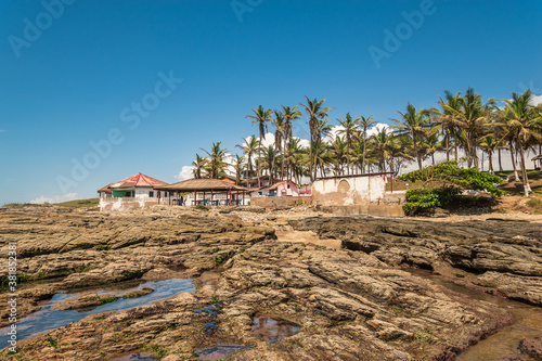 Foto Tropical coast of Accra when time the water has left the coast and the cliffs em