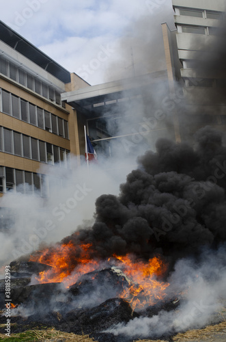 Pneus en feu devant un bâtiment administratif