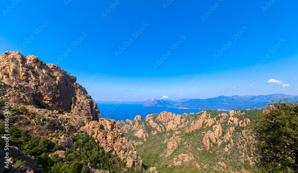 Spektakulärer Blick auf die roten Felsen in Nordkorsika, genannt Calanches de Piana, Frankreich