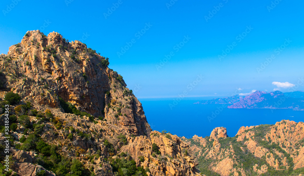 Fototapeta premium Spektakulärer Blick auf die roten Felsen in Nordkorsika, genannt Calanches de Piana, Frankreich