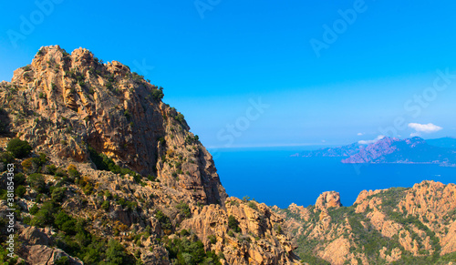 Spektakulärer Blick auf die roten Felsen in Nordkorsika, genannt Calanches de Piana, Frankreich