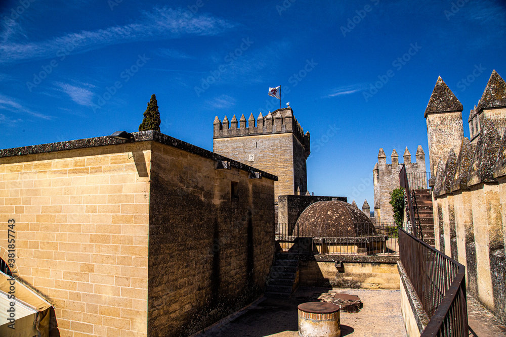 Tejados, murallas y cúpulas de castillo con pasarelas y barandillas