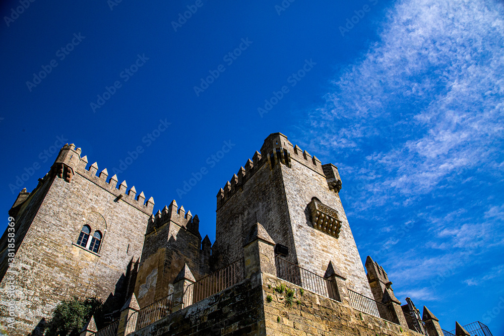 Torres de castillo con muralla y barandillas con cielo azul