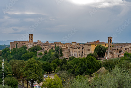 Blick auf die Altstadt von Colle di Val d'Elsa in der Toskana in Italien 