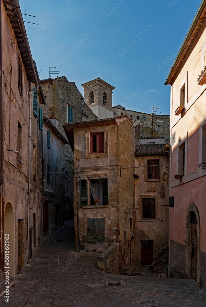 Altstadt von Sorano in der Toskana in Italien