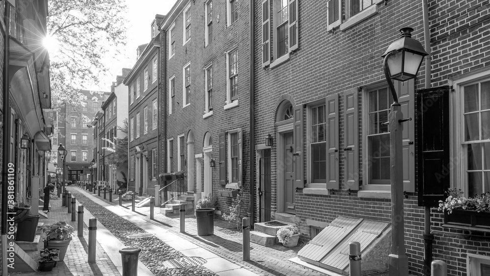 Fototapeta premium The historic old city in Philadelphia, Pennsylvania. Elfreth's Alley, referred to as the nation's oldest residential street