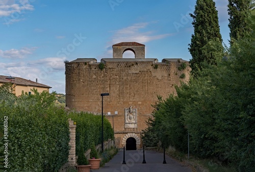 Die Burg Fortezza Orsini in Sorano in der Toskana in Italien  photo