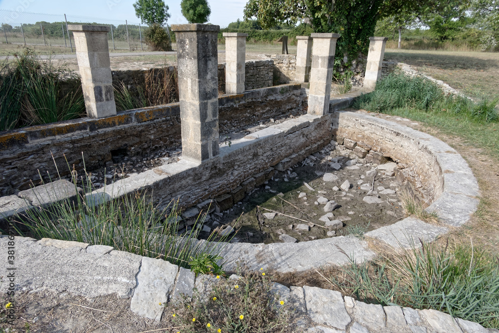 Ancien lavoir à l'origine de la commune de Marguerittes - Gard - France Ancien lavoir à l'origine de la commune de Marguerittes - Gard - France