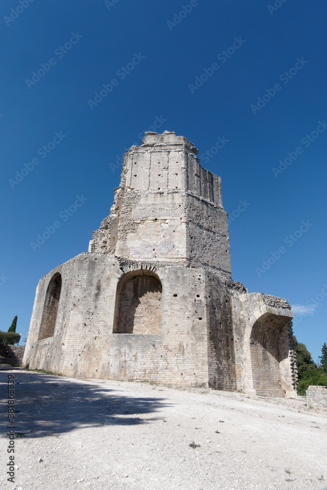 Sommet du mont Cavalier et la tour Magne à Nîmes - Gard - France
