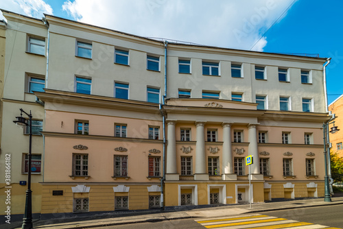 Starosadsky lane-8c1, a House with chambers-Built in the XIX century in Moscow. photo