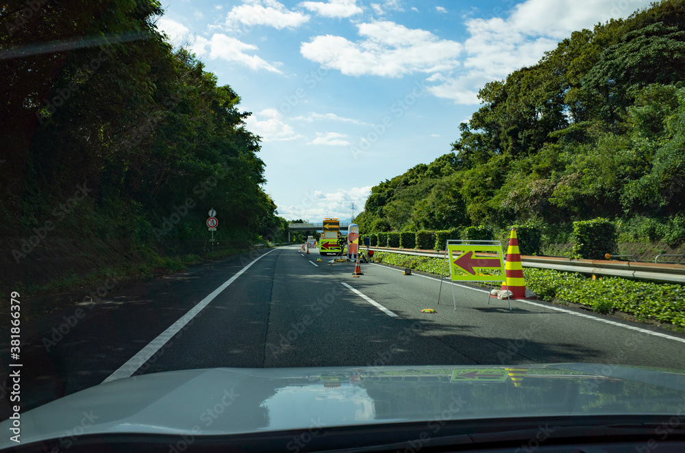 工事で車線規制中の東名高速道路 工事で車線規制中の東名高速道路