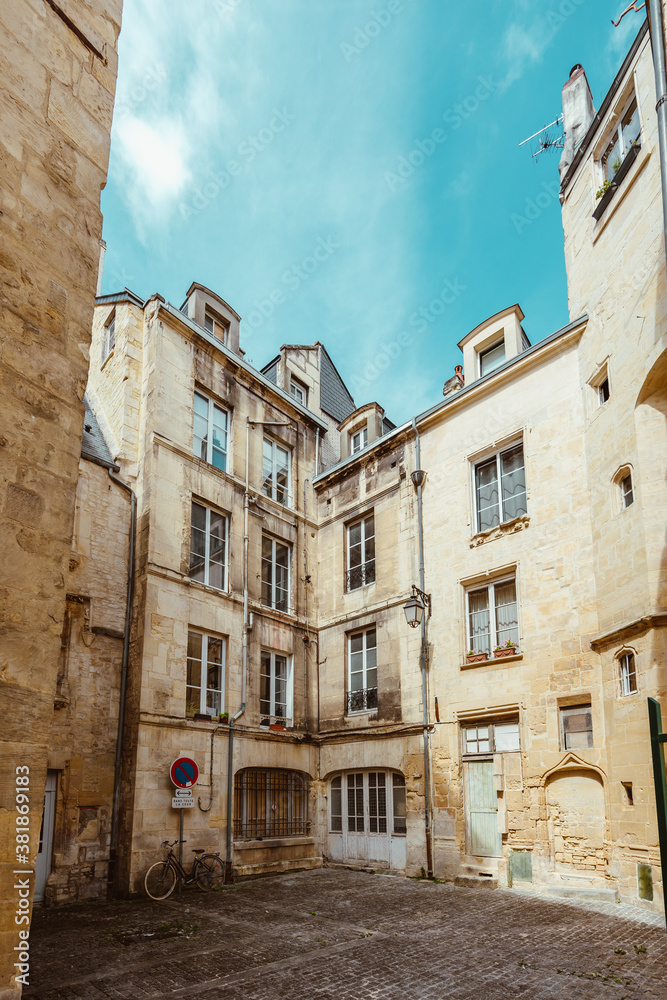 Französischer Innenhof in Caen die Hauptstadt des Département Calvados in der Normandie Frankreich