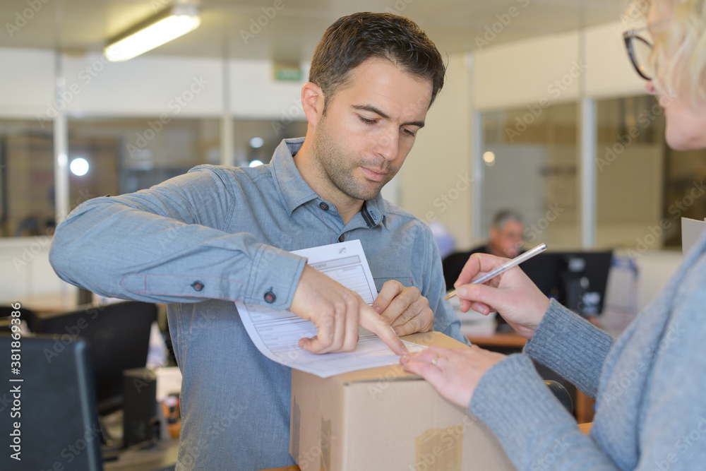 Fototapeta premium courier asking for signature for the delivery