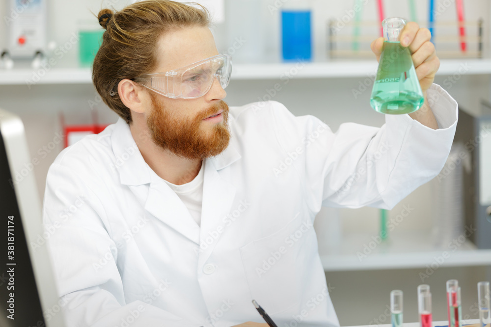 Naklejka premium man in the lab testing new cleaning solution detergent