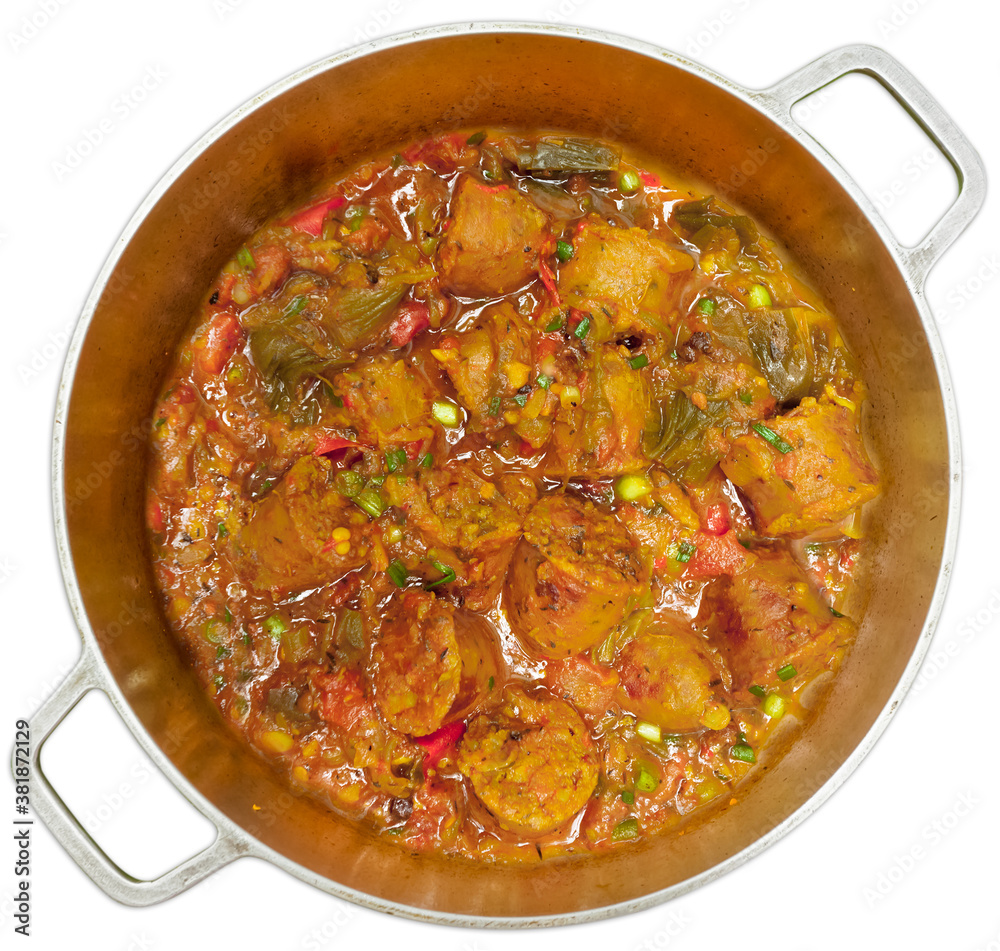 Rougail de saucisses dans une marmite, spécialité culinaire réunionnaise, fond blanc Rougail de saucisses dans une marmite, spécialité culinaire réunionnaise, fond blanc