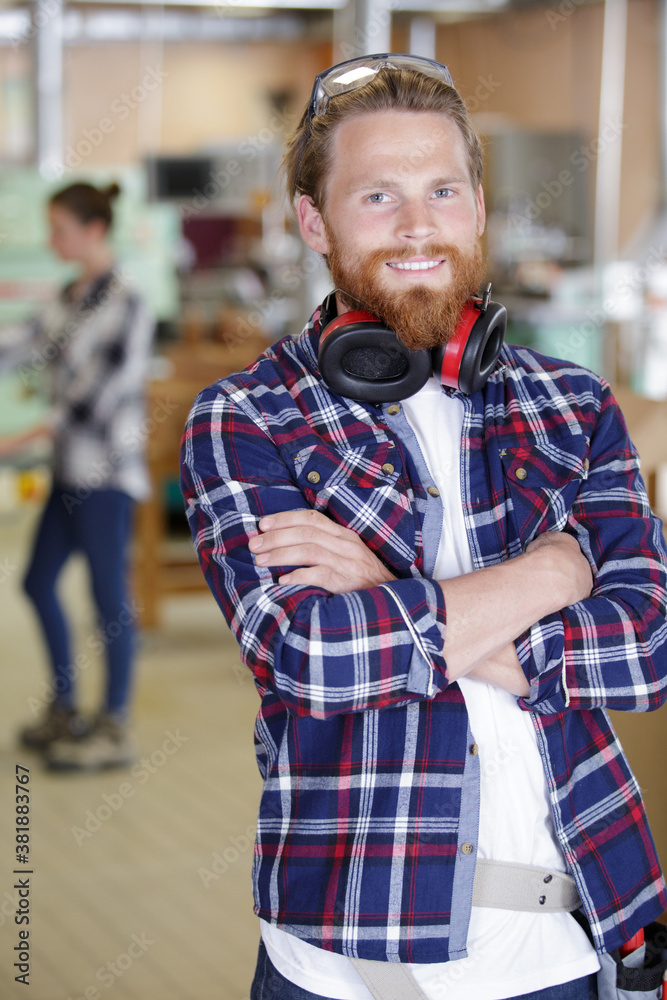 Obraz premium male factory worker with arms crossed
