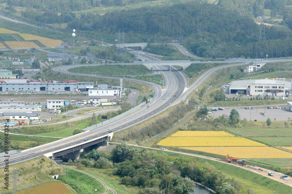 Fototapeta premium 山間の高速道路