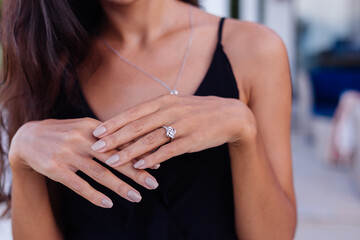 Leinwandbilder Nagelstudio Diamantring an Frauenhand im Tageslicht  © Анастасия Каргаполов