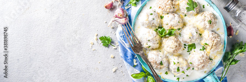 Φωτογραφία Homemade creamy white chicken meatballs
