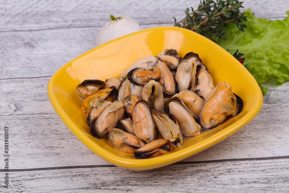 Pickled mussels in the bowl served pepper, garlic and salad Pickled mussels in the bowl served pepper, garlic and salad