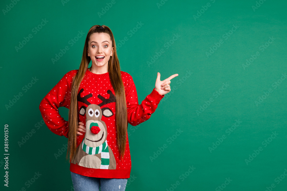 Portrait of her she nice-looking attractive charming glad amazed cheerful cheery long-haired girl demonstrating copy space ad advert advice isolated over green color background Portrait of her she nice-looking attractive charming glad amazed cheerful cheery long-haired girl demonstrating copy space ad advert advice isolated over green color background
