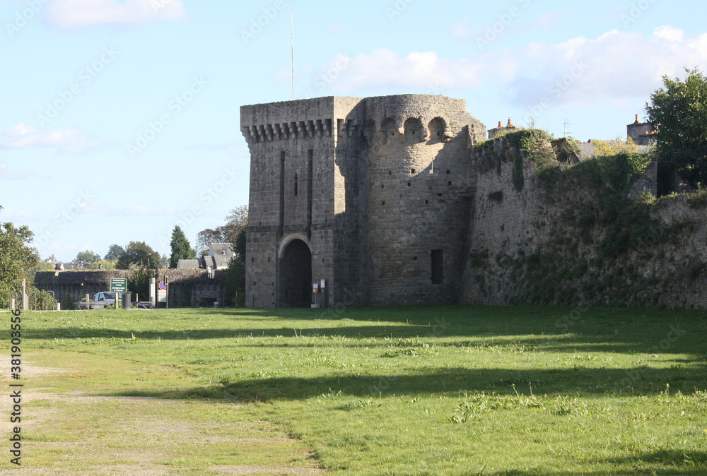 Dinan et ses fortifications médiévales en france