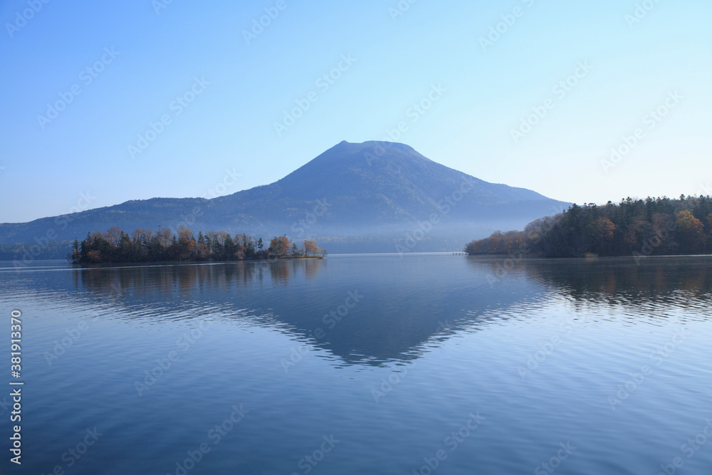 Fototapeta premium 阿寒湖と雄阿寒岳