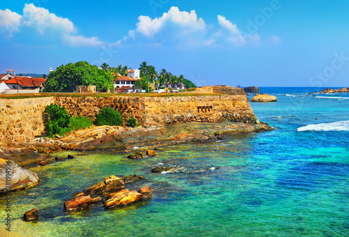 Foto Beautiful scenery - the fortification wall of ancient Dutch Galle Fort (UNESCO W