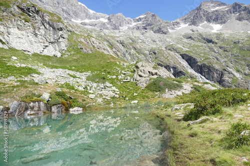 Lacs au pied de la montagne