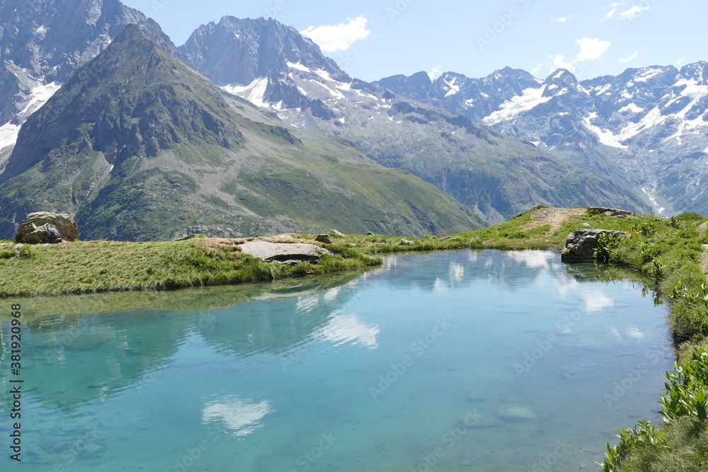 Magnifique vue du lac devant les montagnes enneigées