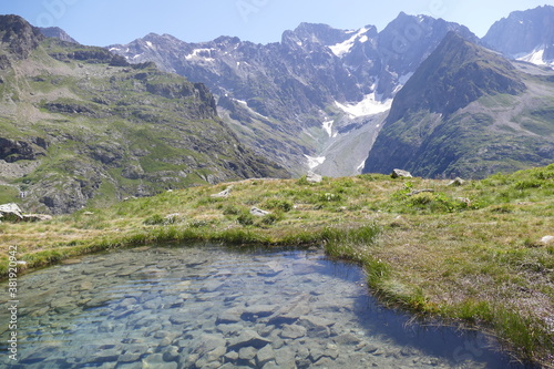 Fototapeta Naklejka Na Ścianę i Meble -  Les eaux claires du lac devant les montagnes