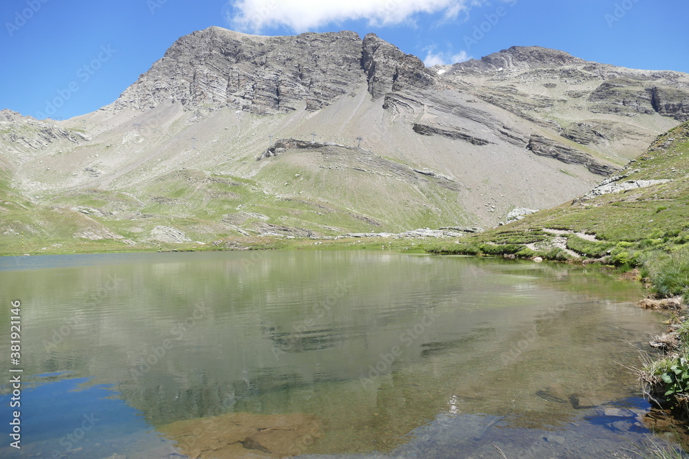 Reflets de la montagne dans le lac
