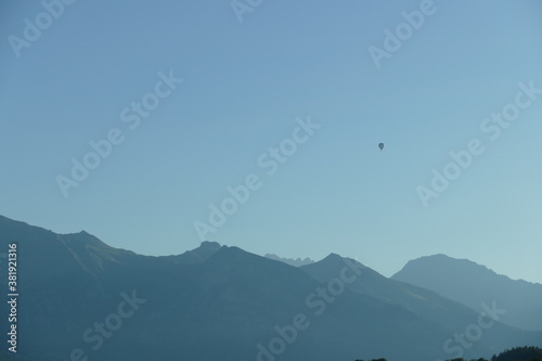 Montgolfière au dessus des alpes françaises au crépuscule
