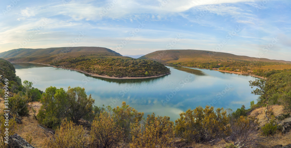Fototapeta premium lake and mountains