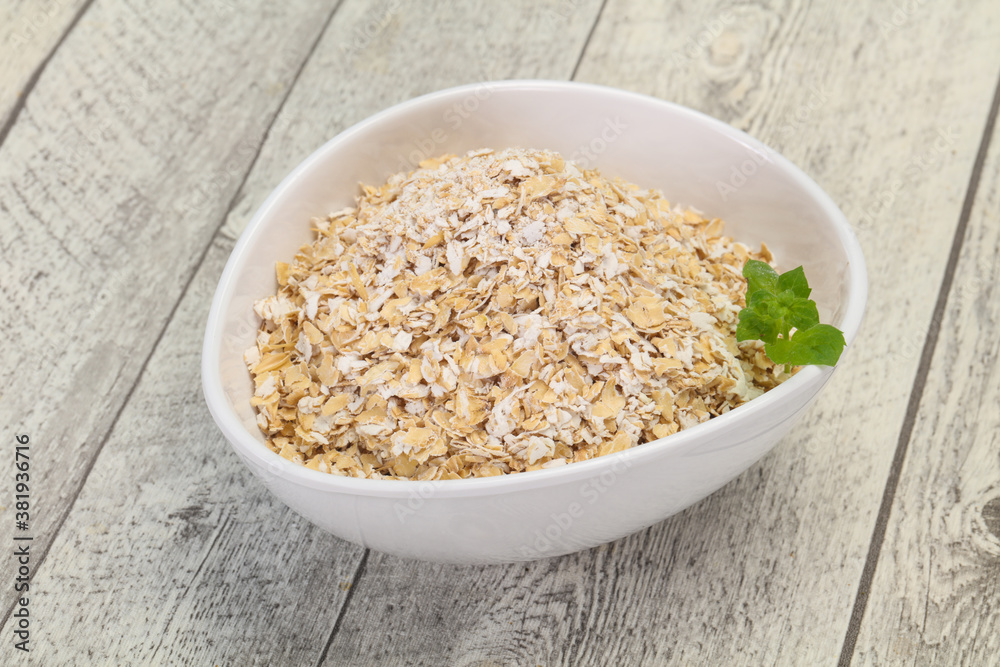 Raw oats in the bowl