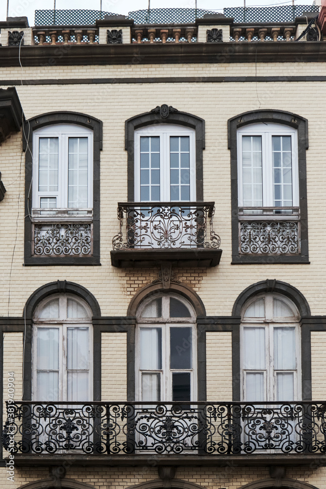Obraz premium A Timeless Vintage Straight Facade Of A Building