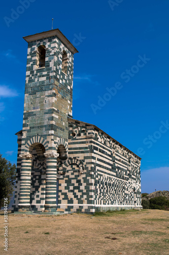 Blick auf die berühmte Kirche San Michele de Murato, eine kleine Kapelle aus polychromen Steinen und typisch pisanischen romanischen Stil im Dorf Murato, Haut-Corse, Frankreich